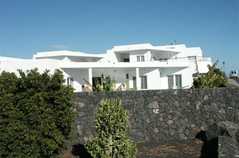 2 Bedroom Seaside Villa with Pool near Puerto del Carmen, sleeps 4