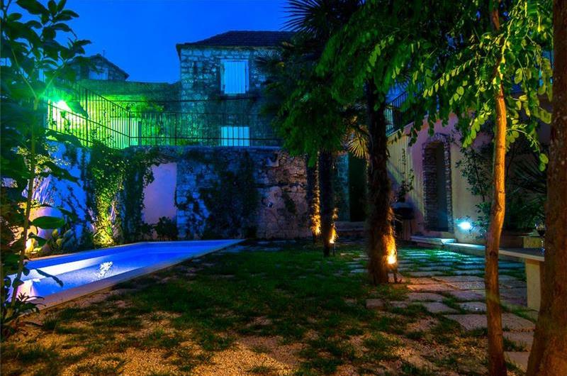 Luxury 4 Bedroom Villa with Indoor and Outdoor Pools in Jelsa, sleeps 8-12