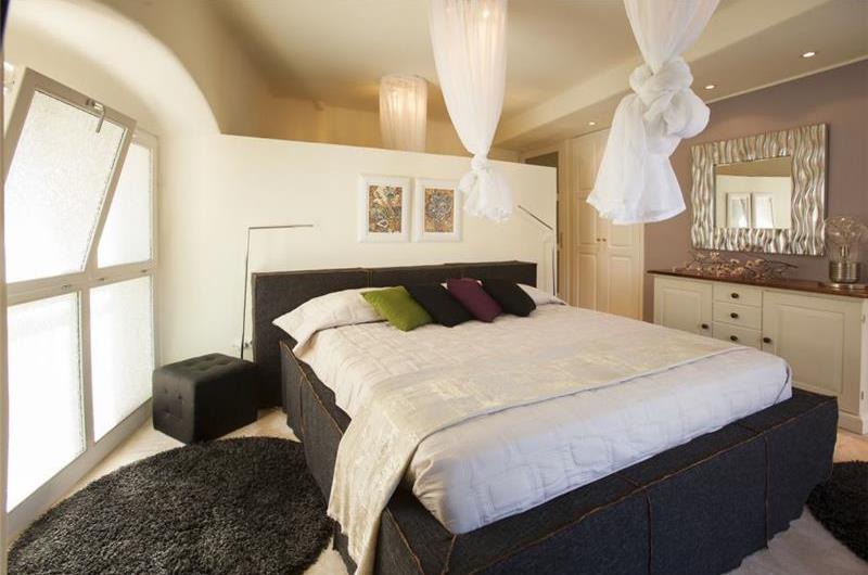 Luxury 4 Bedroom Villa with Indoor and Outdoor Pools in Jelsa, sleeps 8-12