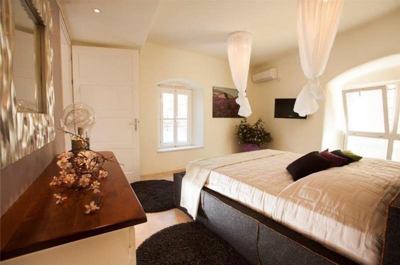Luxury 4 Bedroom Villa with Indoor and Outdoor Pools in Jelsa, sleeps 8-12