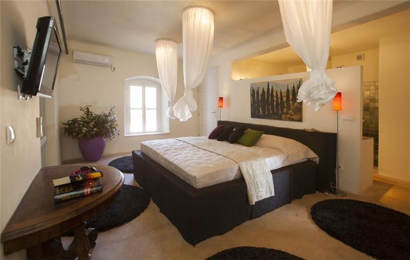 Luxury 4 Bedroom Villa with Indoor and Outdoor Pools in Jelsa, sleeps 8-12