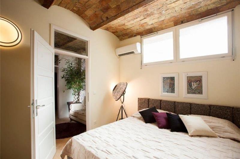 Luxury 4 Bedroom Villa with Indoor and Outdoor Pools in Jelsa, sleeps 8-12