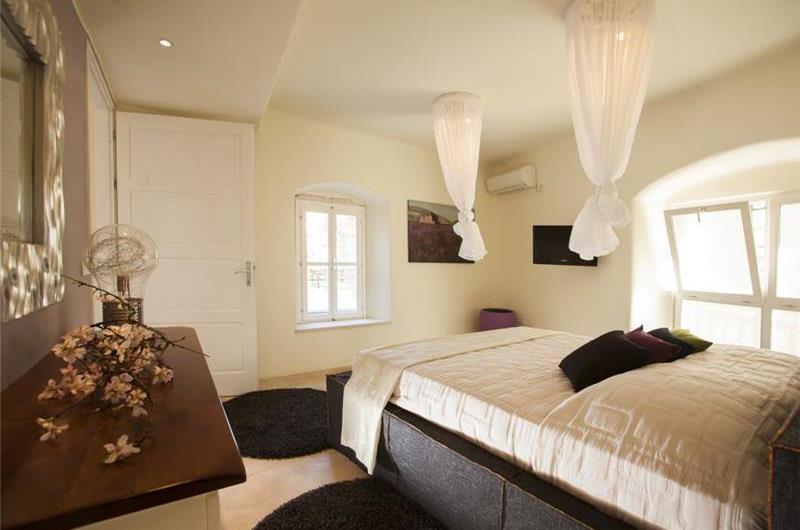 Luxury 4 Bedroom Villa with Indoor and Outdoor Pools in Jelsa, sleeps 8-12