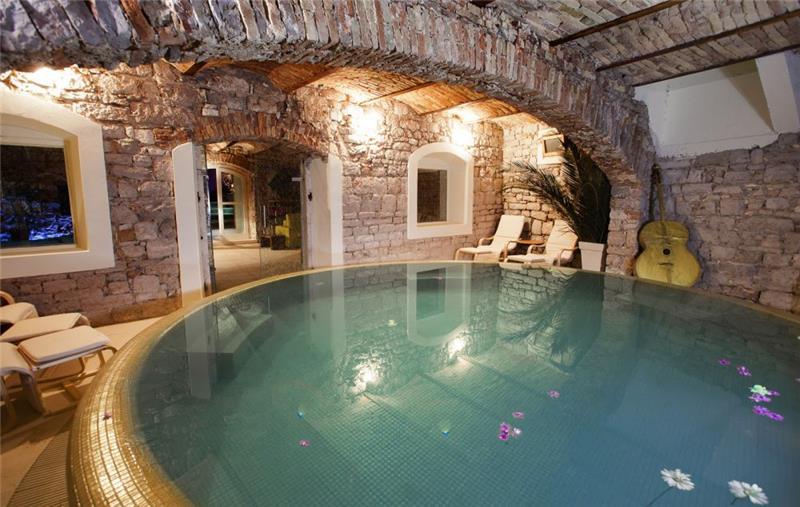Luxury 4 Bedroom Villa with Indoor and Outdoor Pools in Jelsa, sleeps 8-12
