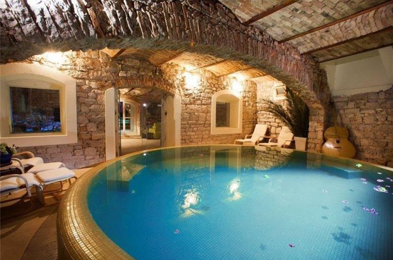 Luxury 4 Bedroom Villa with Indoor and Outdoor Pools in Jelsa, sleeps 8-12