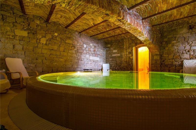 Luxury 4 Bedroom Villa with Indoor and Outdoor Pools in Jelsa, sleeps 8-12