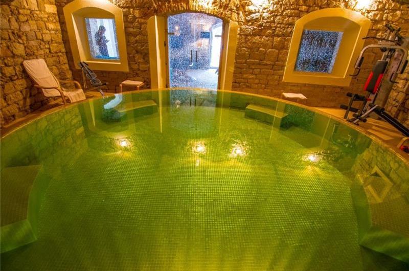 Luxury 4 Bedroom Villa with Indoor and Outdoor Pools in Jelsa, sleeps 8-12