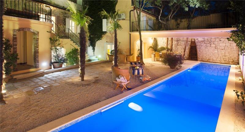 Luxury 4 Bedroom Villa with Indoor and Outdoor Pools in Jelsa, sleeps 8-12