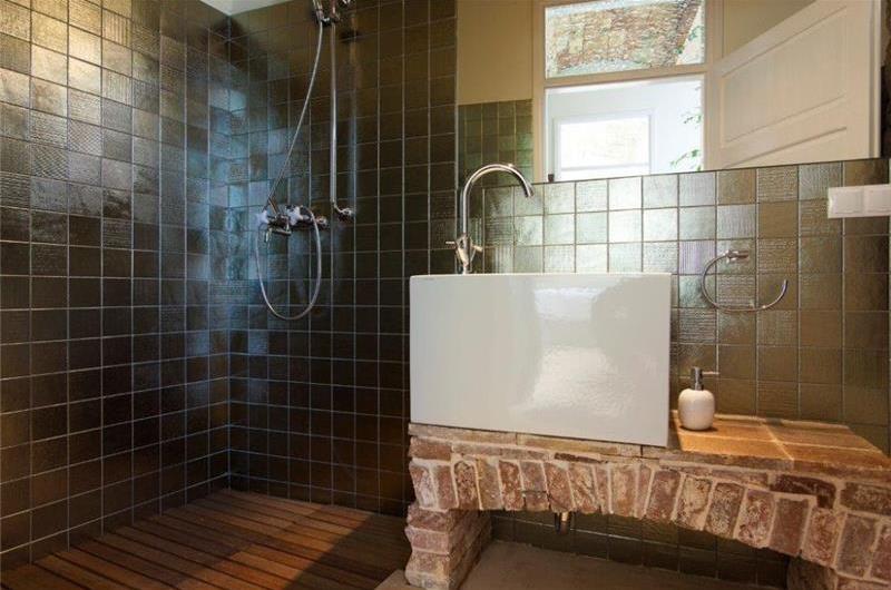 Luxury 4 Bedroom Villa with Indoor and Outdoor Pools in Jelsa, sleeps 8-12