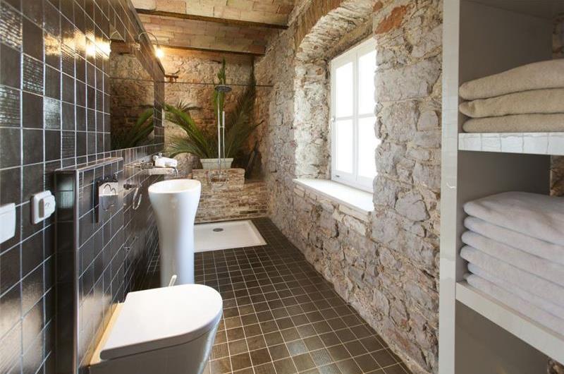 Luxury 4 Bedroom Villa with Indoor and Outdoor Pools in Jelsa, sleeps 8-12
