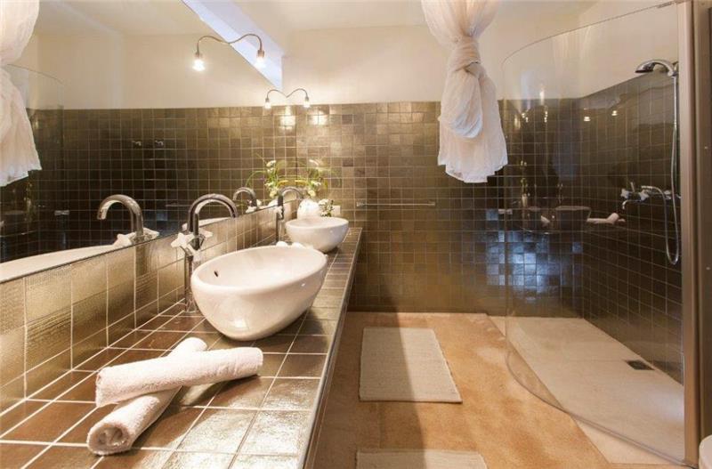 Luxury 4 Bedroom Villa with Indoor and Outdoor Pools in Jelsa, sleeps 8-12