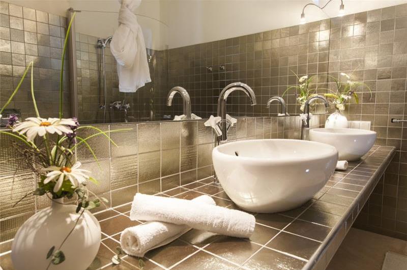 Luxury 4 Bedroom Villa with Indoor and Outdoor Pools in Jelsa, sleeps 8-12