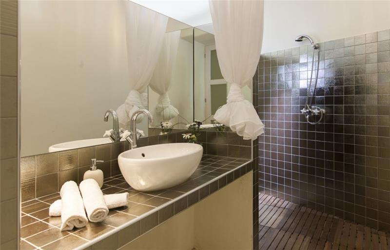 Luxury 4 Bedroom Villa with Indoor and Outdoor Pools in Jelsa, sleeps 8-12
