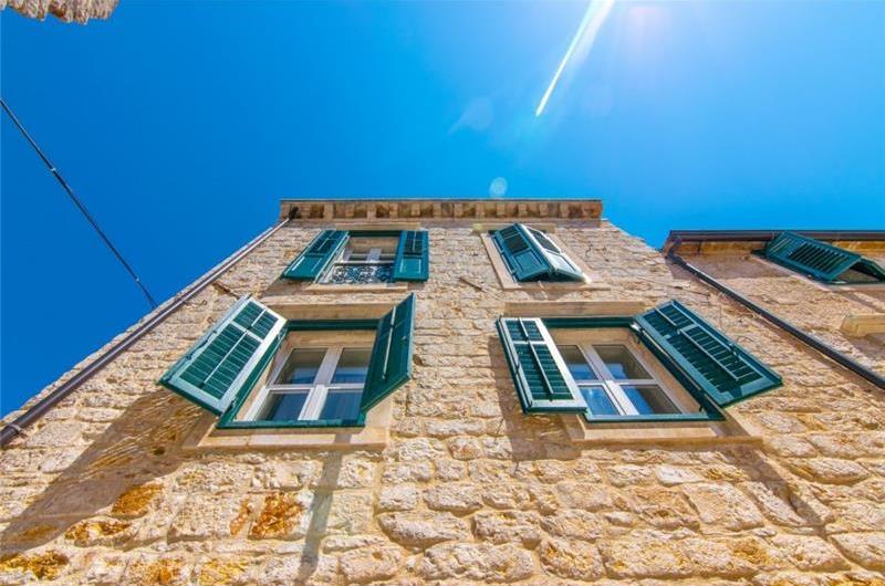 Luxury 4 Bedroom Villa with Indoor and Outdoor Pools in Jelsa, sleeps 8-12
