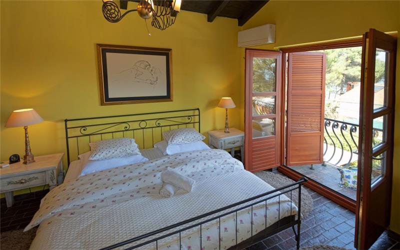 Luxury 4 Bedroom Seaside Villa with Pool near Jelsa, sleeps 8-10