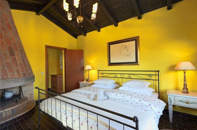 Luxury 4 Bedroom Seaside Villa with Pool near Jelsa, sleeps 8-10