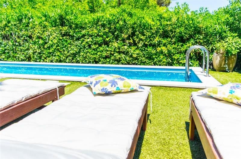 Luxury 4 Bedroom Seaside Villa with Pool near Jelsa, sleeps 8-10