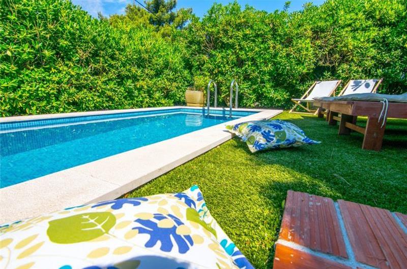 Luxury 4 Bedroom Seaside Villa with Pool near Jelsa, sleeps 8-10