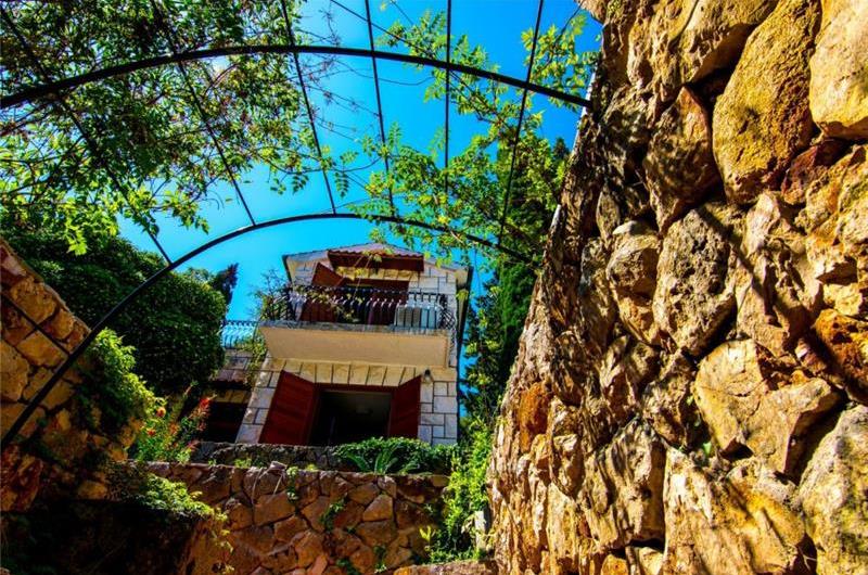 Luxury 4 Bedroom Seaside Villa with Pool near Jelsa, sleeps 8-10