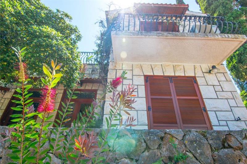 Luxury 4 Bedroom Seaside Villa with Pool near Jelsa, sleeps 8-10