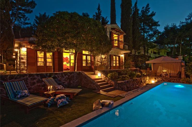 Luxury 4 Bedroom Seaside Villa with Pool near Jelsa, sleeps 8-10