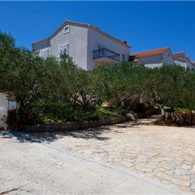 5 Bedroom Seaside Villa with Pool in Supetar, Brac Island, Sleeps 9-11