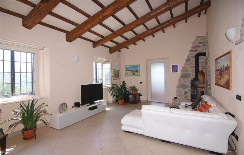 6 Bedroom Villa with Pool, near Castel del Piano, sleeps 12-14