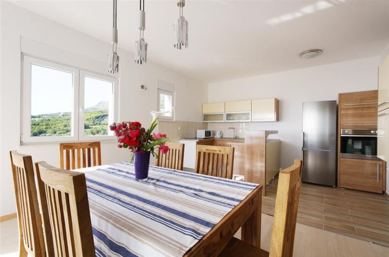 4 Bedroom Seaside Villa with Heated Pool in Podstrana, sleeps 9-10