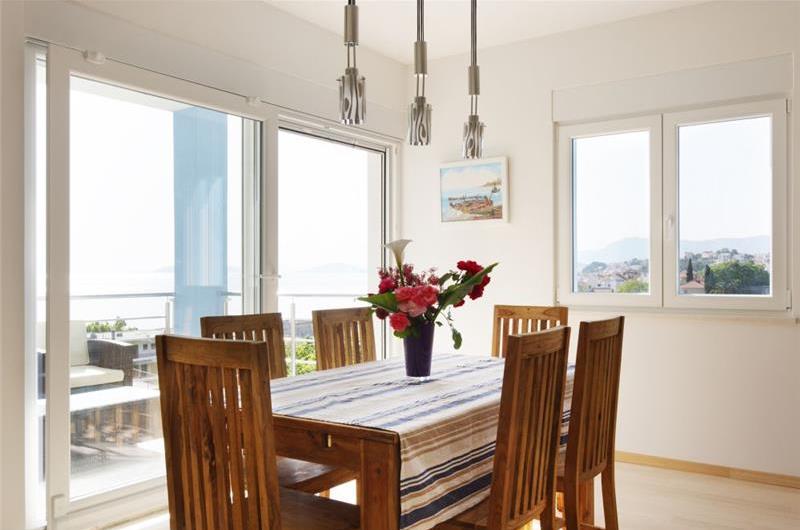 4 Bedroom Seaside Villa with Heated Pool in Podstrana, sleeps 9-10
