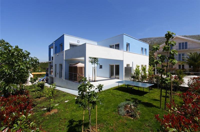4 Bedroom Seaside Villa with Heated Pool in Podstrana, sleeps 9-10