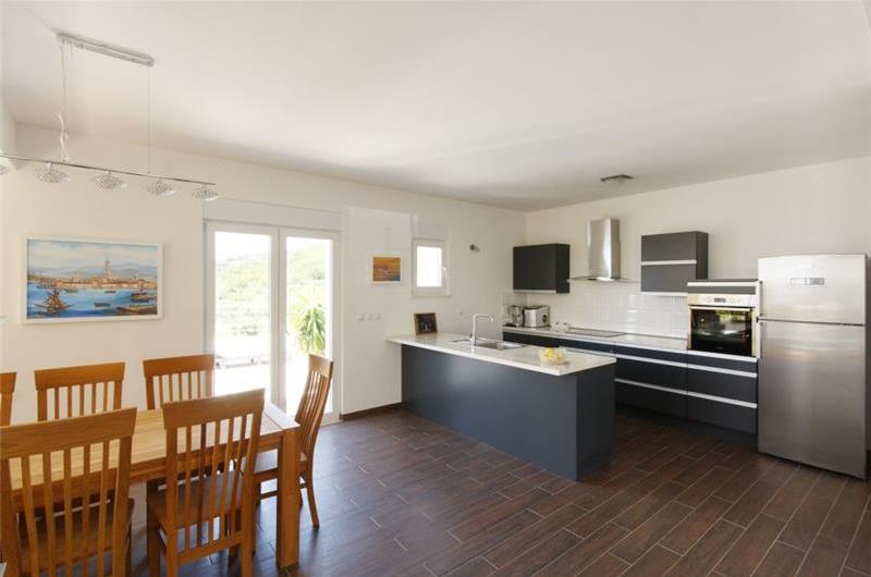 4 Bedroom Seaside Villa with Heated Pool in Podstrana, sleeps 9-10