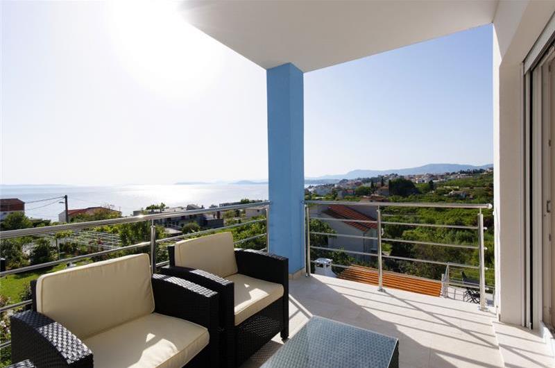 4 Bedroom Seaside Villa with Heated Pool in Podstrana, sleeps 9-10