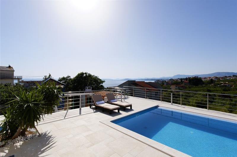 4 Bedroom Seaside Villa with Heated Pool in Podstrana, sleeps 9-10