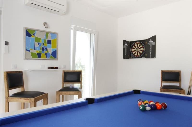 4 Bedroom Seaside Villa with Heated Pool in Podstrana, sleeps 9-10