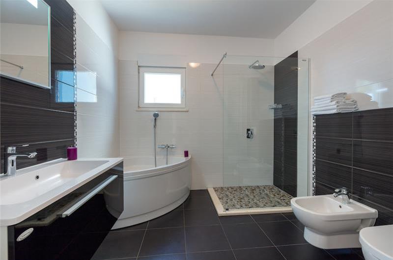 4 Bedroom Seaside Villa with Heated Pool in Podstrana, sleeps 9-10
