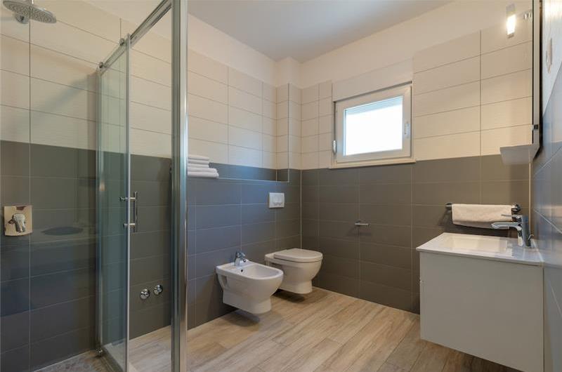 4 Bedroom Seaside Villa with Heated Pool in Podstrana, sleeps 9-10