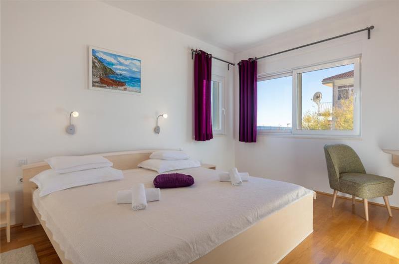 4 Bedroom Seaside Villa with Heated Pool in Podstrana, sleeps 9-10