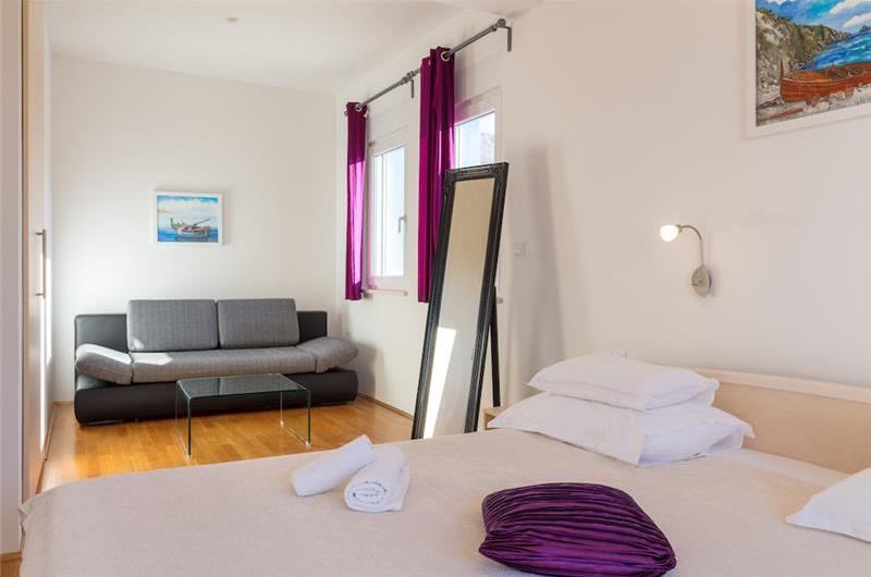 4 Bedroom Seaside Villa with Heated Pool in Podstrana, sleeps 9-10