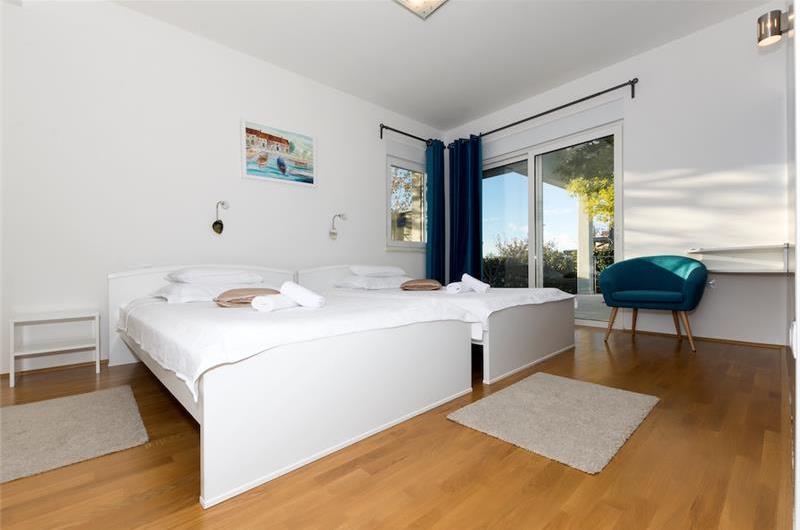 4 Bedroom Seaside Villa with Heated Pool in Podstrana, sleeps 9-10