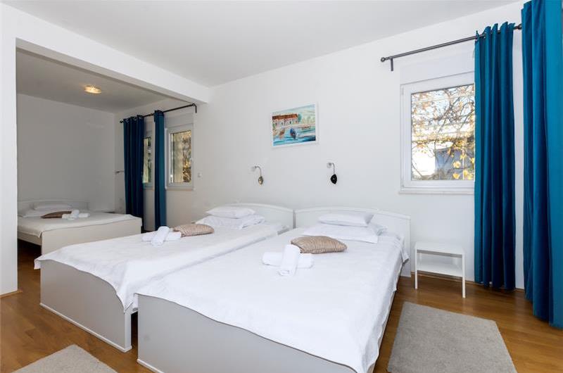4 Bedroom Seaside Villa with Heated Pool in Podstrana, sleeps 9-10