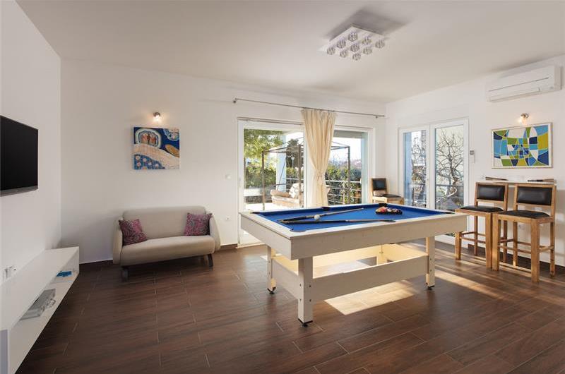4 Bedroom Seaside Villa with Heated Pool in Podstrana, sleeps 9-10