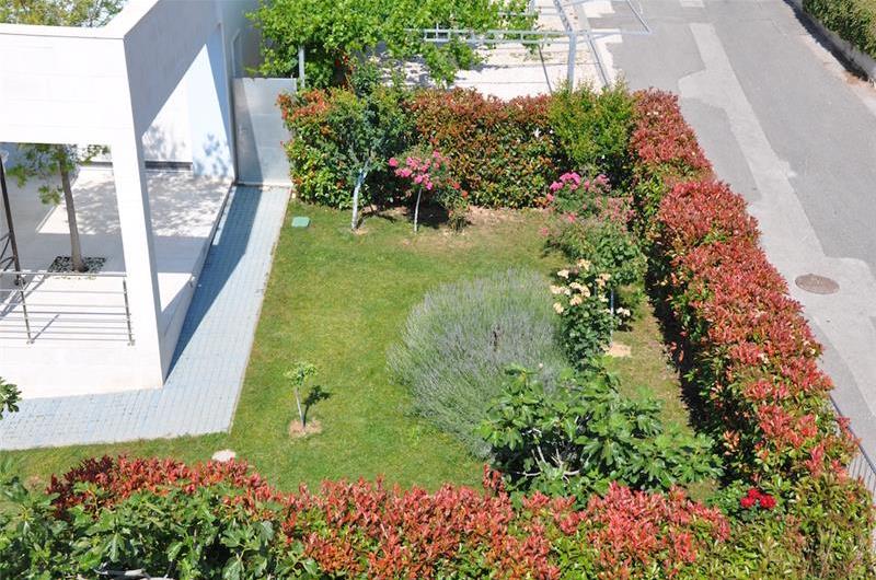 4 Bedroom Seaside Villa with Heated Pool in Podstrana, sleeps 9-10