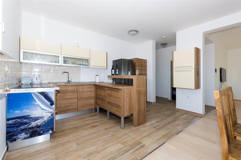 4 Bedroom Seaside Villa with Heated Pool in Podstrana, sleeps 9-10
