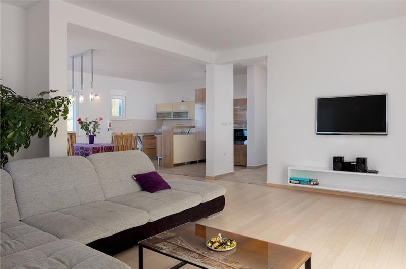 4 Bedroom Seaside Villa with Heated Pool in Podstrana, sleeps 9-10