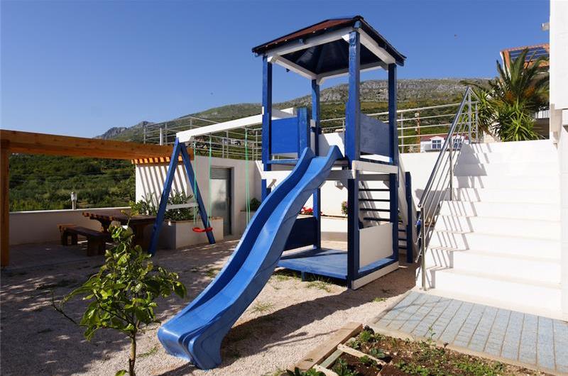 4 Bedroom Seaside Villa with Heated Pool in Podstrana, sleeps 9-10