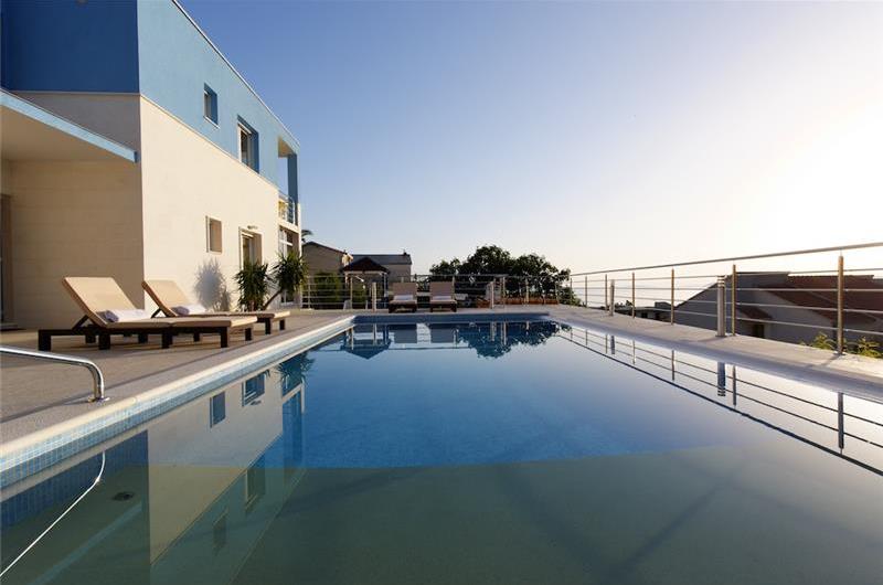 4 Bedroom Seaside Villa with Heated Pool in Podstrana, sleeps 9-10