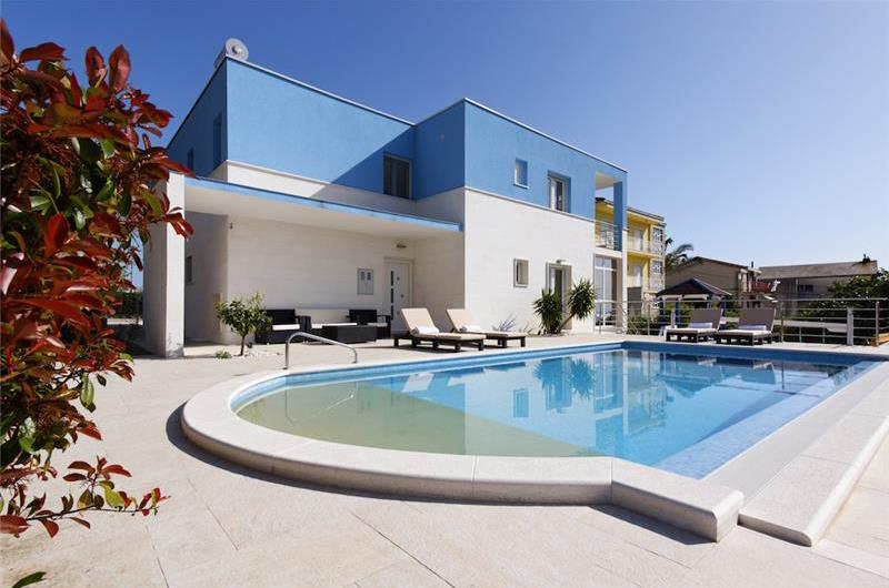 4 Bedroom Seaside Villa with Heated Pool in Podstrana, sleeps 9-10