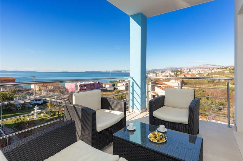 4 Bedroom Seaside Villa with Heated Pool in Podstrana, sleeps 9-10