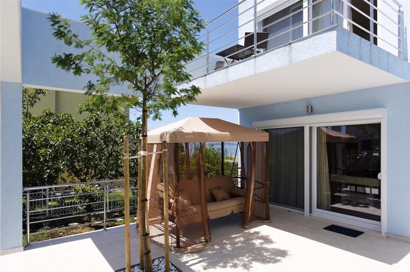 4 Bedroom Seaside Villa with Heated Pool in Podstrana, sleeps 9-10