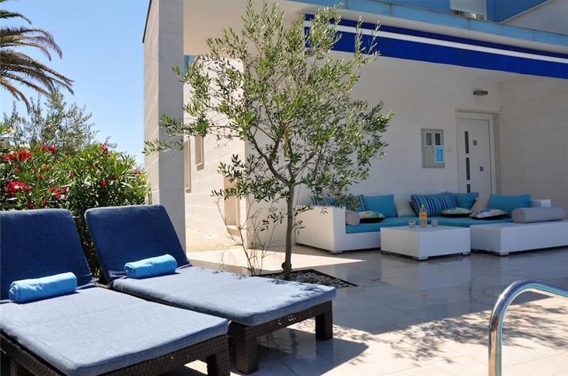 4 Bedroom Seaside Villa with Heated Pool in Podstrana, sleeps 9-10